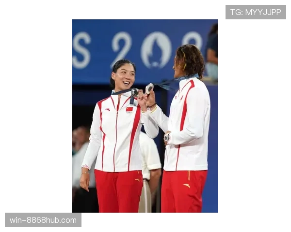 王欣瑜训练间突然放飞自我，旁边队友都笑岔气了！